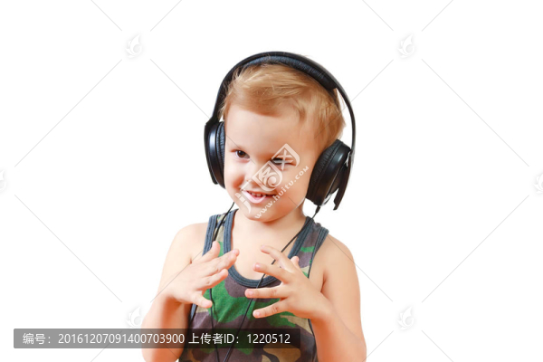 帶白色背景耳機(jī)的小男孩