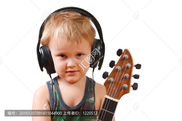 帶白色背景耳機的小男孩