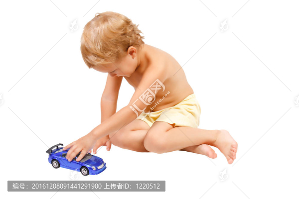 可愛的小男孩玩藍(lán)色玩具車