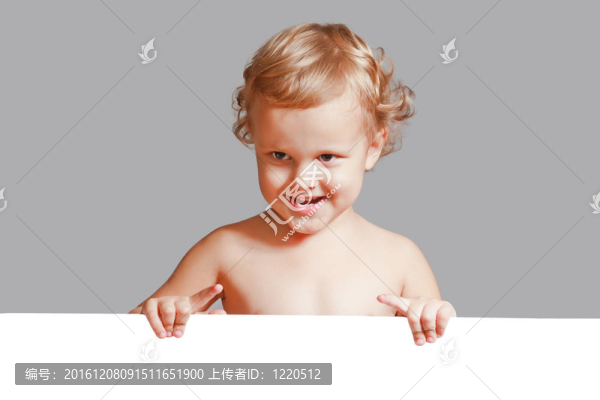 可愛的小男孩拿著一個白色的空白