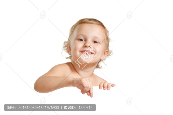 可愛的小男孩拿著一個白色的空白