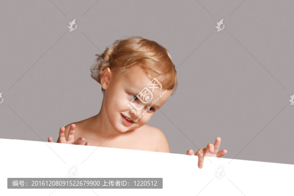 可愛的小男孩拿著一個白色的空白