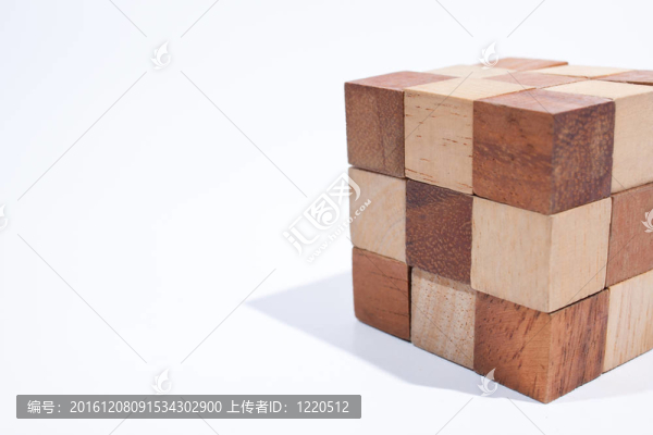 木制玩具立方體。