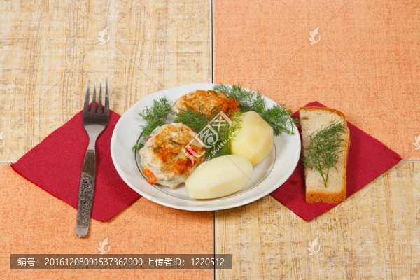 兩食欲餅，馬鈴薯和蔬菜