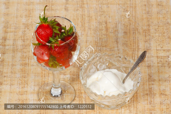 帶冰淇淋和玻璃的紅草莓花瓶
