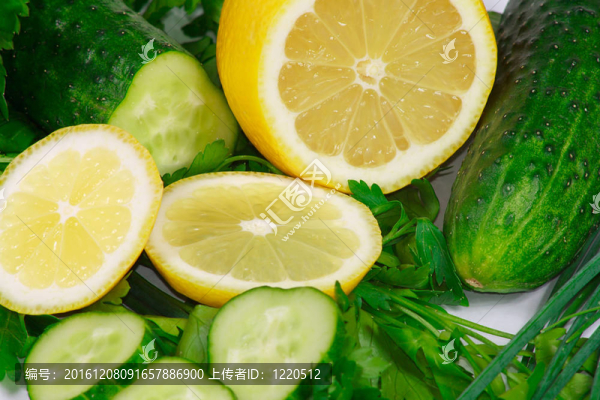 鮮檸檬；黃瓜和青菜