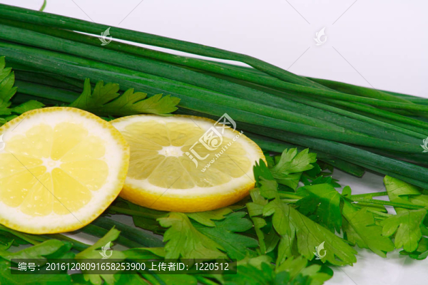 新鮮檸檬和綠色蔬菜