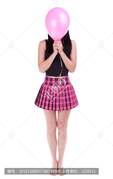 年輕的女人在白色背景的粉紅色氣球后面隱藏她的臉