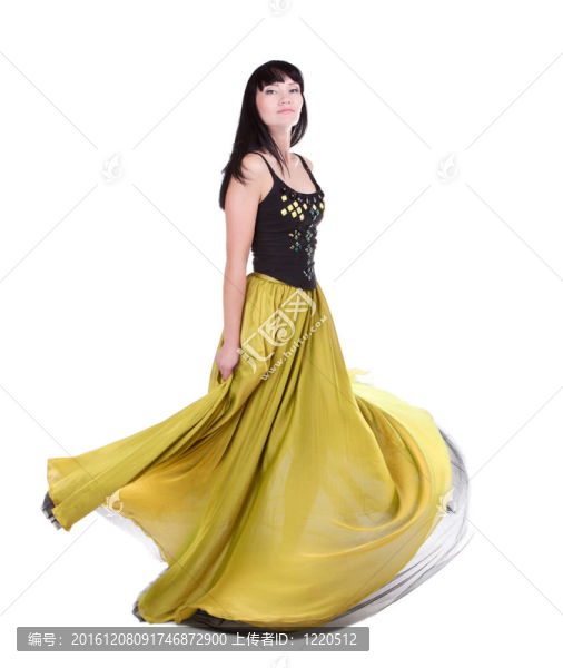 美麗的女人不在她的時尚的黃綠色的衣服