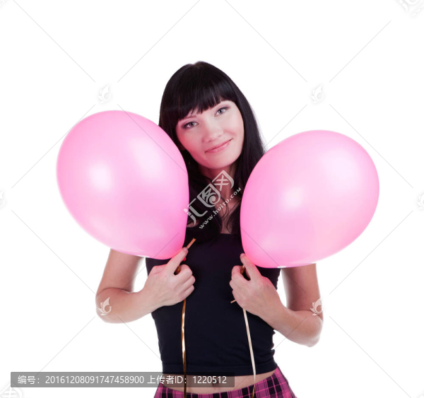 幸福微笑的女人手里拿著兩個粉紅色的氣球