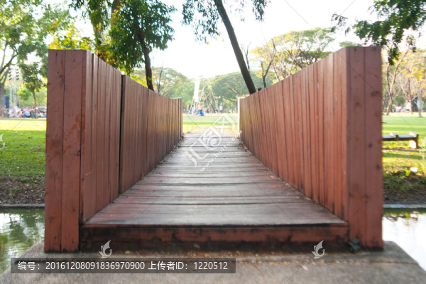 橫跨溪流的木橋。