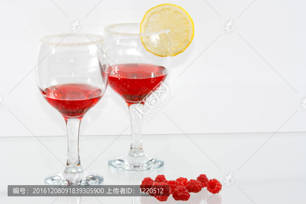 兩杯透明紅白酒類；檸檬和覆盆子