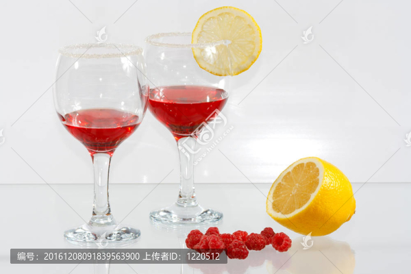 兩杯透明紅白酒類；檸檬和覆盆子