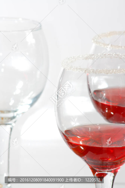 透明紅樹(shù)莓酒三杯