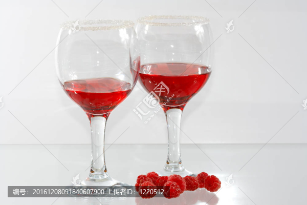 兩杯透明紅白酒類和覆盆子
