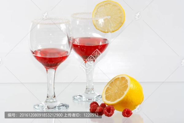 兩杯透明紅酒和檸檬