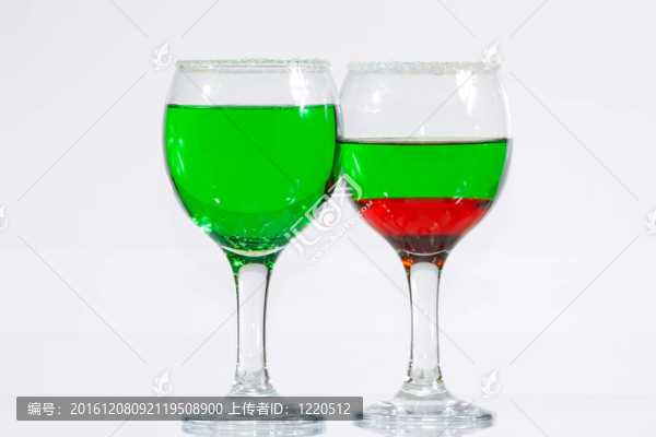 兩杯透明的綠色和紅色白酒