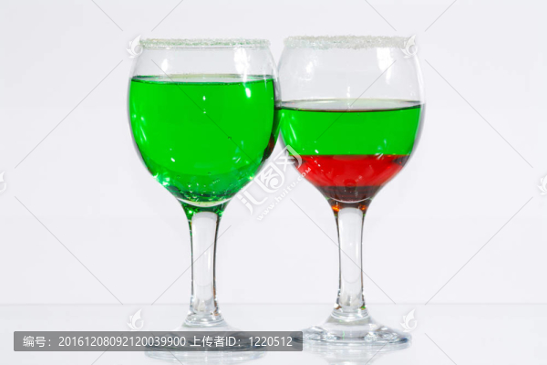 兩杯透明的綠色和紅色白酒