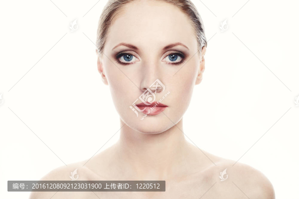 在白色背景上孤立的美麗女人的肖像