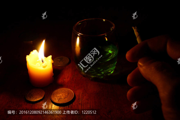 它`夜`的靜物與玻璃苦艾酒