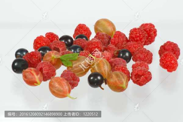 與新鮮的夏季漿果特寫