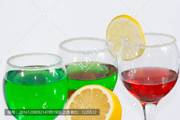 三杯新鮮的檸檬水；紅酒和檸檬