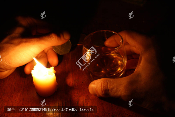 這是夜晚的靜物與玻璃朗姆酒和蠟燭