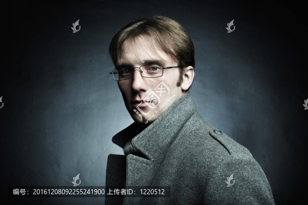 灰色外套中年輕漂亮男子的藝術(shù)黑暗肖像