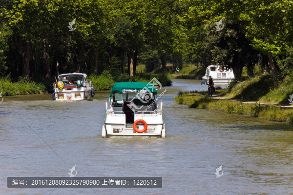 小船漂浮在河上；法國(guó)