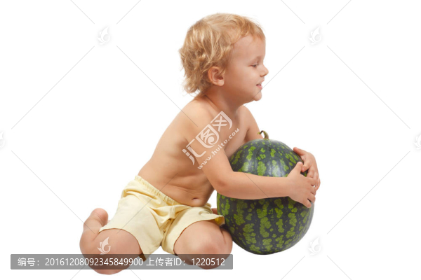 有白色背景西瓜的男孩