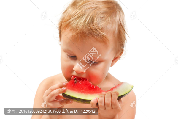 有白色背景西瓜的男孩