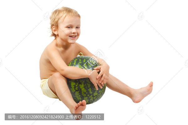 有白色背景西瓜的男孩