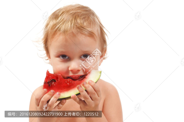 有白色背景西瓜的男孩