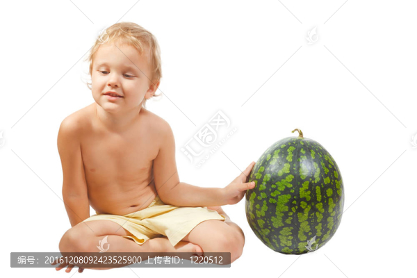 有白色背景西瓜的男孩
