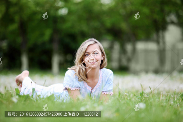 公園里的金發(fā)女郎