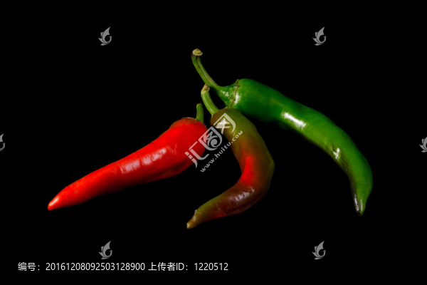 紅色和綠色的辣椒在黑色背景