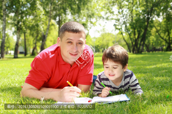 父親帶著兒子在公園里