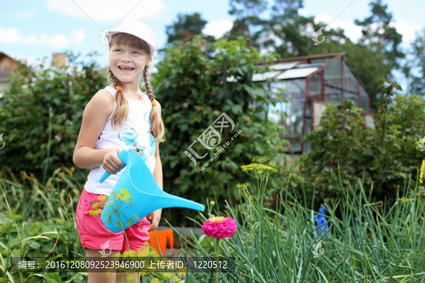 女孩給植物澆水