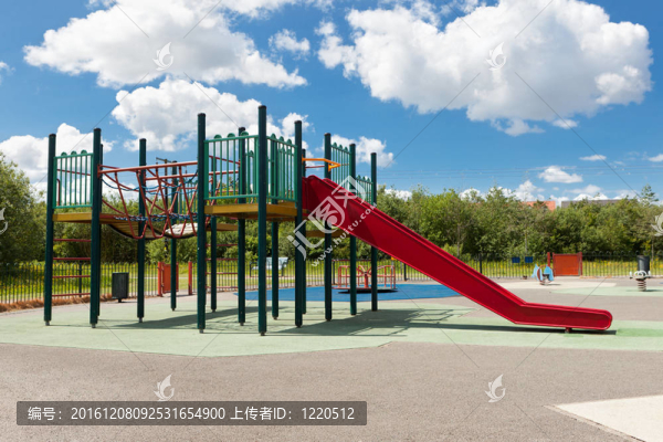 在操場上滑行