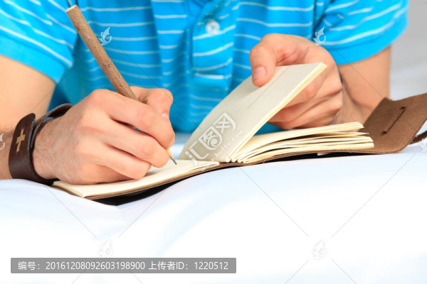 手和筆記本。閉合