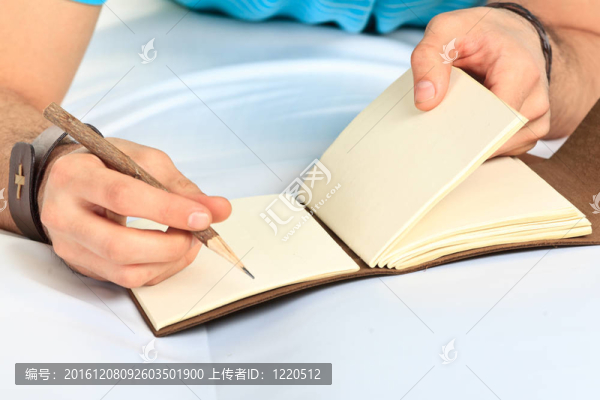 手和筆記本。閉合