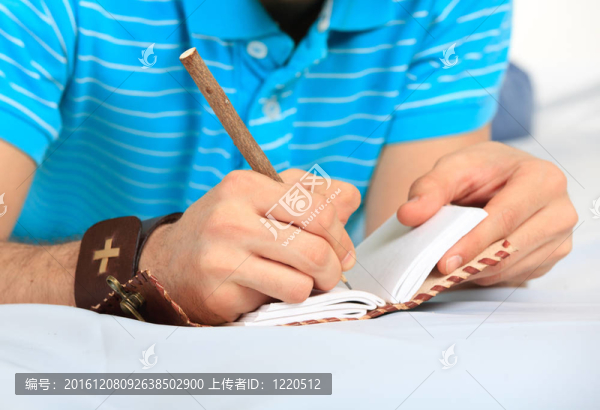 手和筆記本。閉合