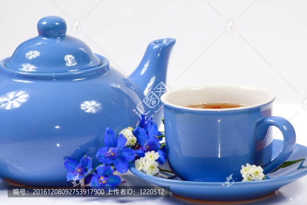藍(lán)色水壺和一杯有花的茶