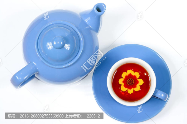 藍(lán)色水壺和一杯有花的茶