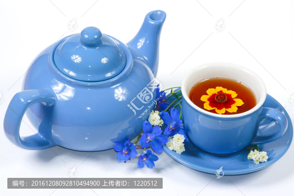 藍(lán)色水壺和一杯有花的茶