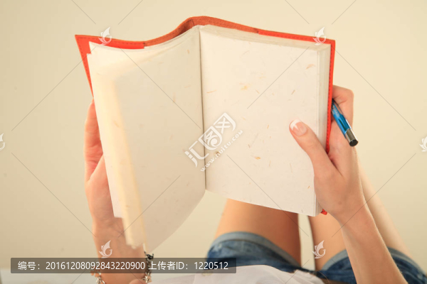 手和筆記本。閉合