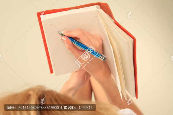 手和筆記本。閉合