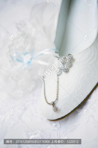 帶項鏈的結(jié)婚鞋