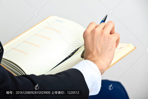 手和筆記本。閉合