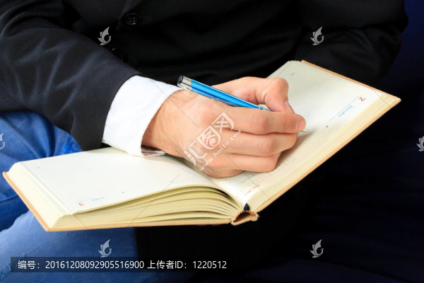 手和筆記本。閉合